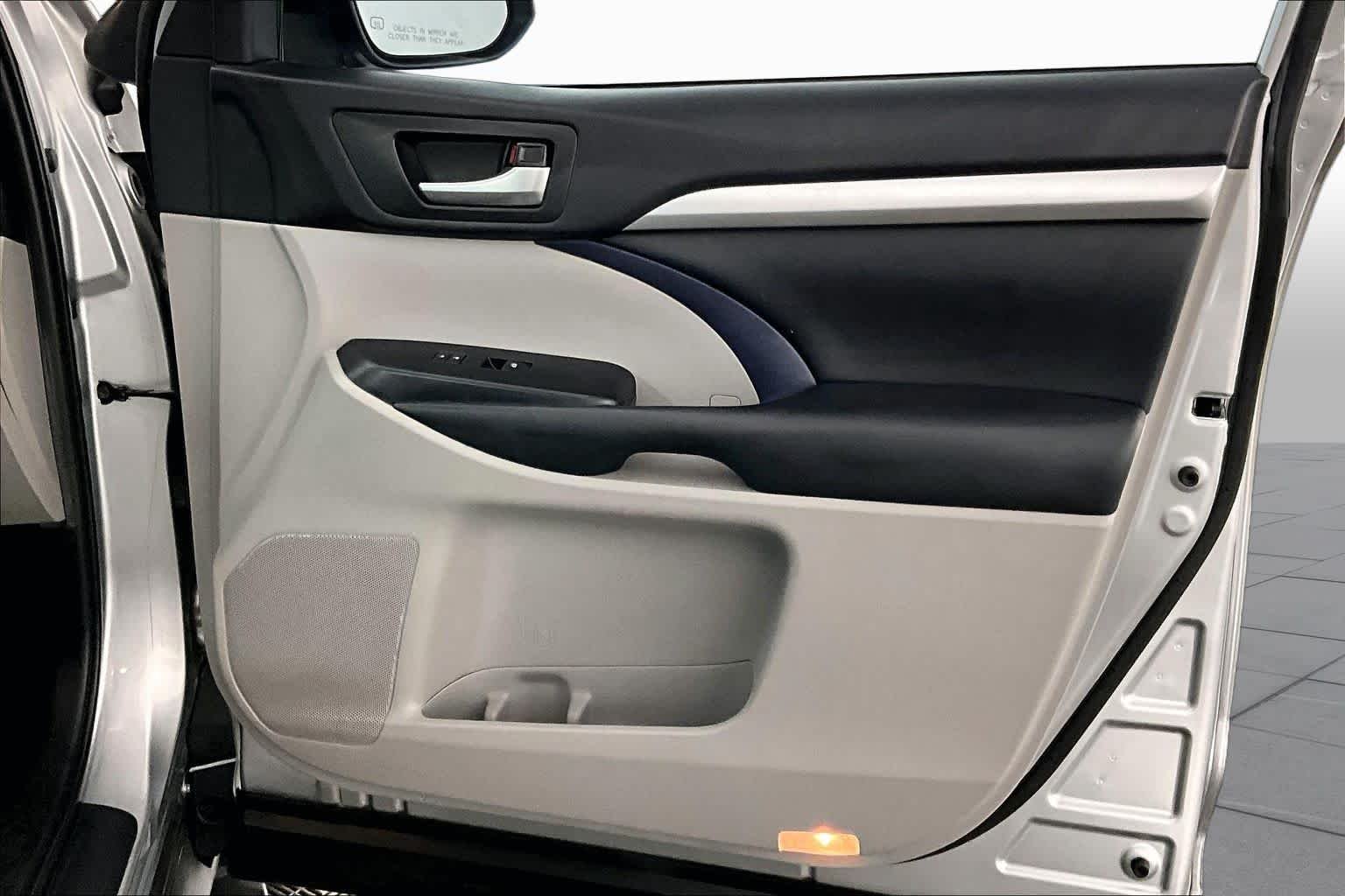 Used 2019 Celestial Silver Metallic Toyota XLE image 22
