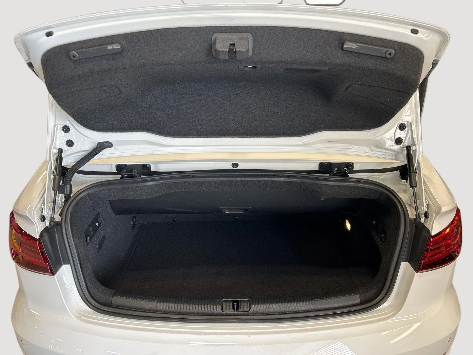 Used 2019 Ibis White/Black Roof Audi Premium Plus image 28