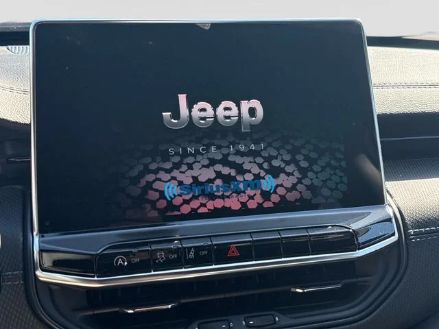 New 2026 Bright White Clear-Coat Exterior Paint Jeep Latitude image 21