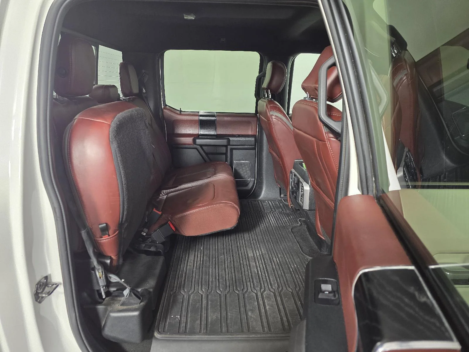 Used 2019 White Platinum Metallic Tri-Coat Ford Platinum image 19