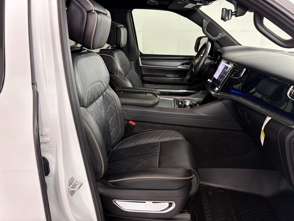 New 2026 Bright White Clear-Coat Exterior Paint Jeep Summit Reserve image 49