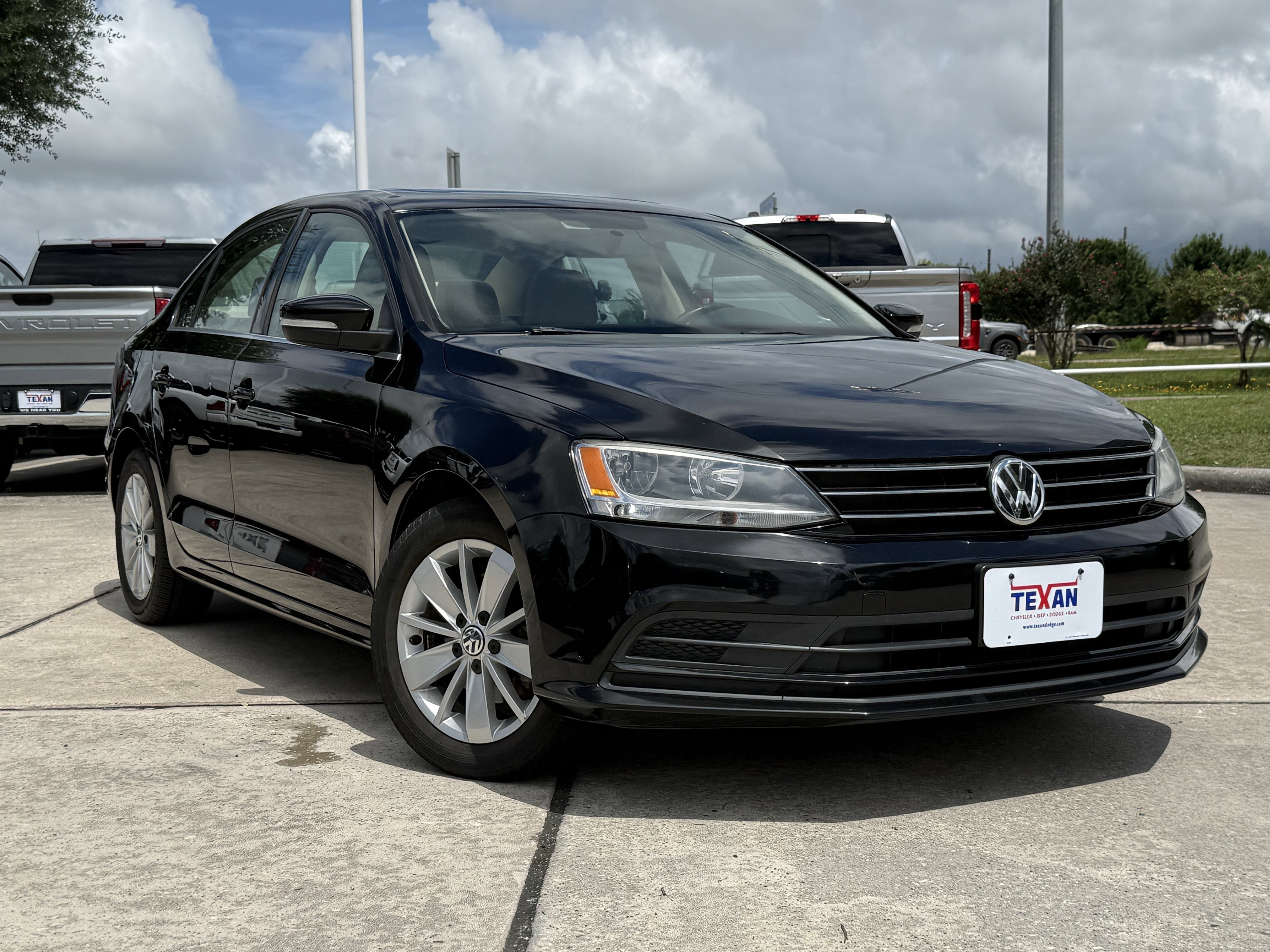 Used 2015  Volkswagen  image 2