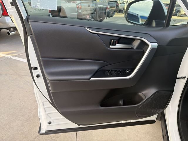 2025 Toyota RAV4 XLE - Photo 9