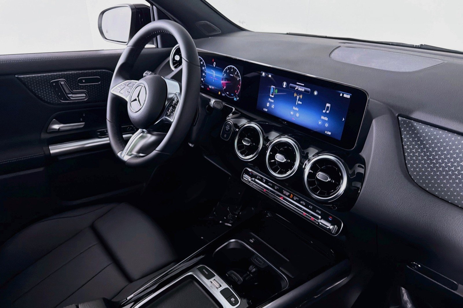 New 2026 Polar White Mercedes-Benz GLA 250 SUV image 15