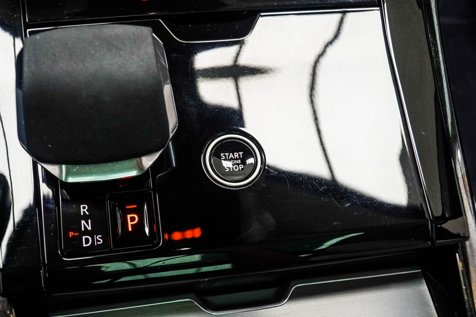 Used 2024 White Land Rover Dynamic SE image 19