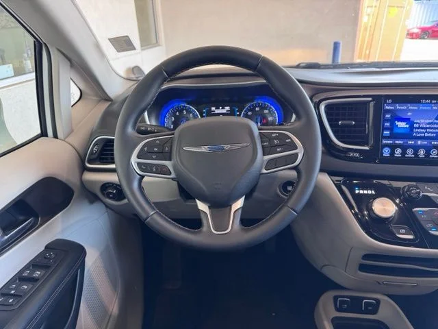 Used 2017 Bright White Clearcoat Chrysler Touring L image 15
