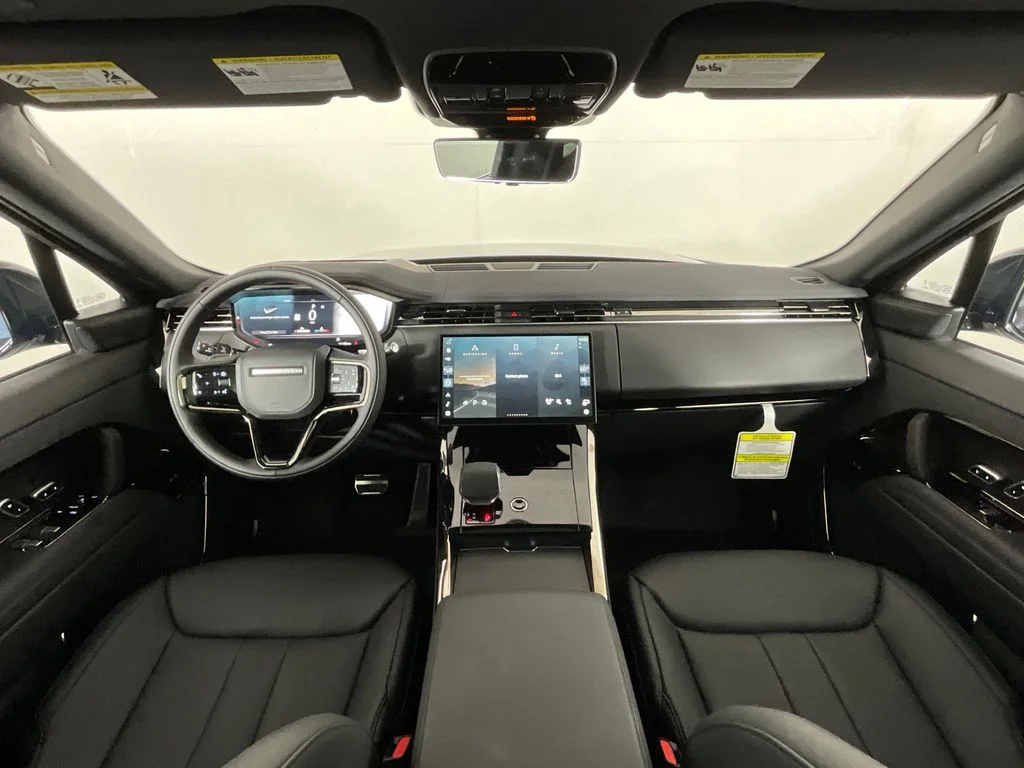 New 2026 Santorini Black Land Rover Dynamic SE image 4