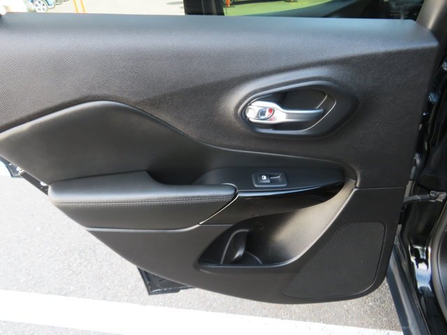 Used 2019 Diamond Black Crystal Pearlcoat Jeep Altitude image 16