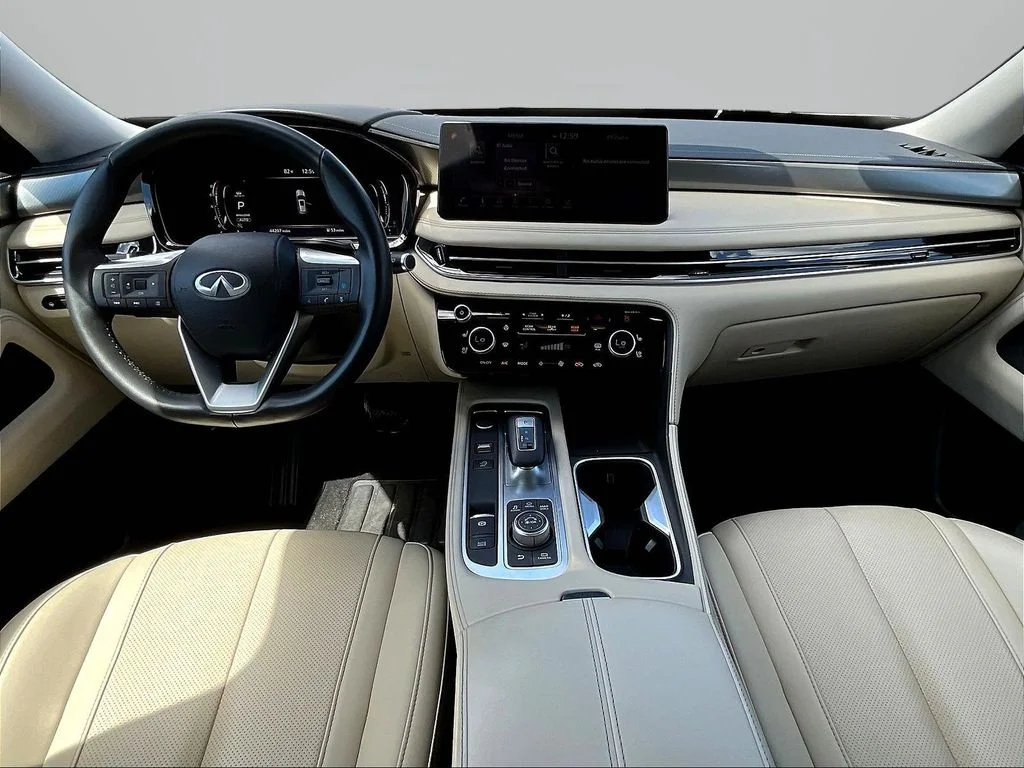 Used 2023 White INFINITI LUXE image 9
