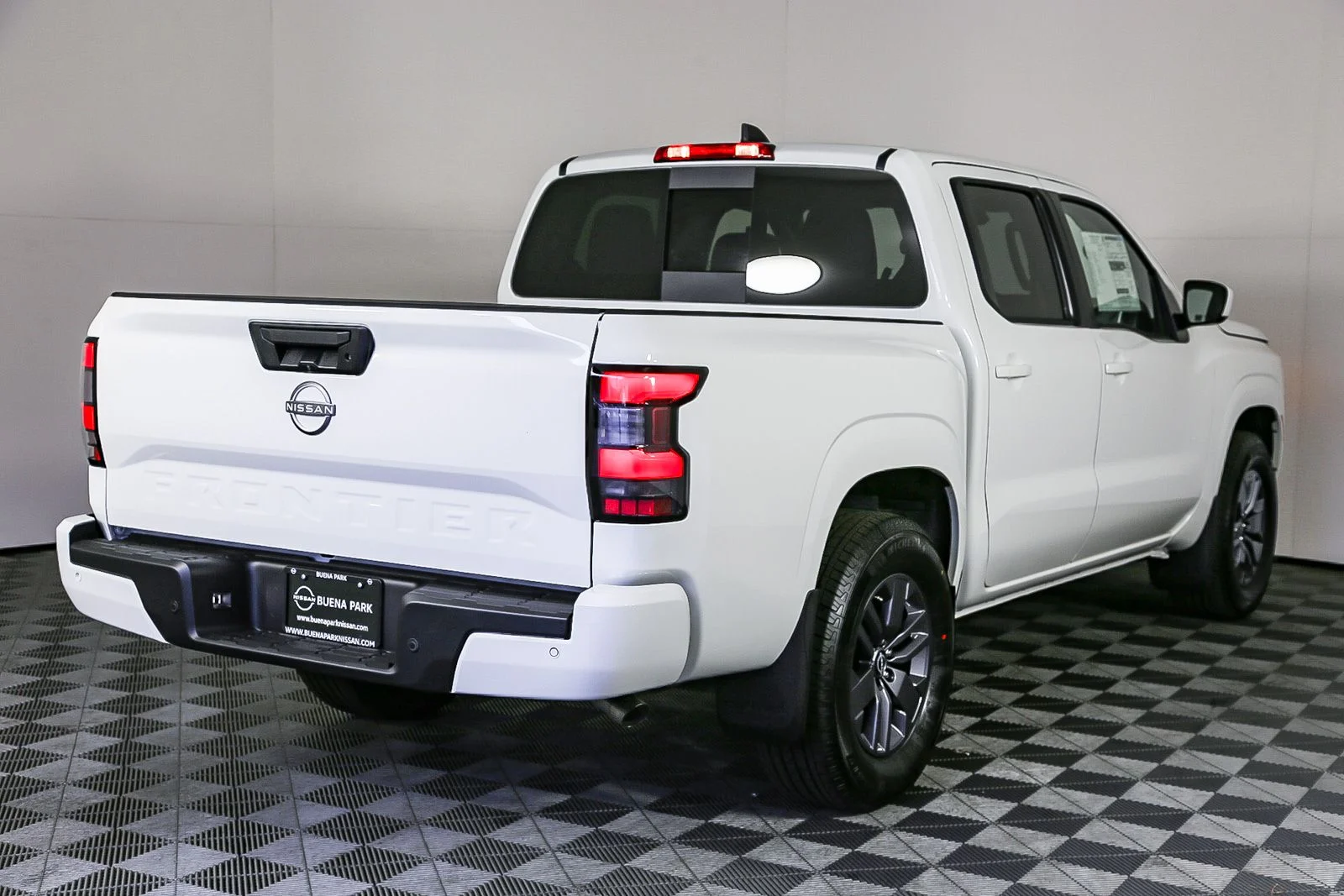 2025 Nissan Frontier SV - Photo 8