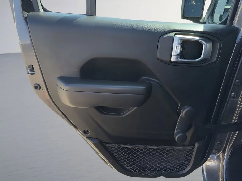 Used 2020  Jeep Sport image 26