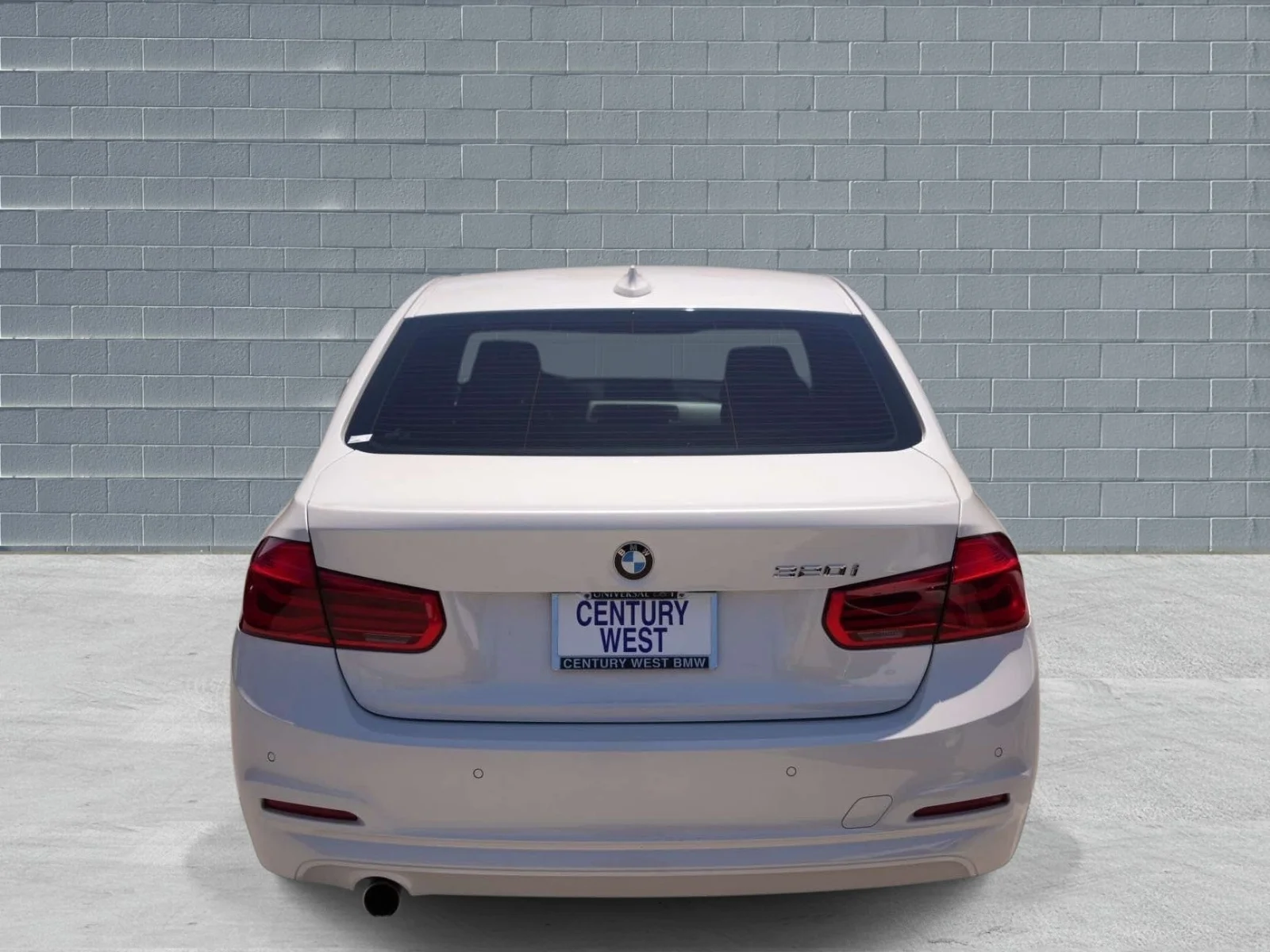 Used 2018 Mineral White Metallic BMW 320i Sedan South Africa image 4