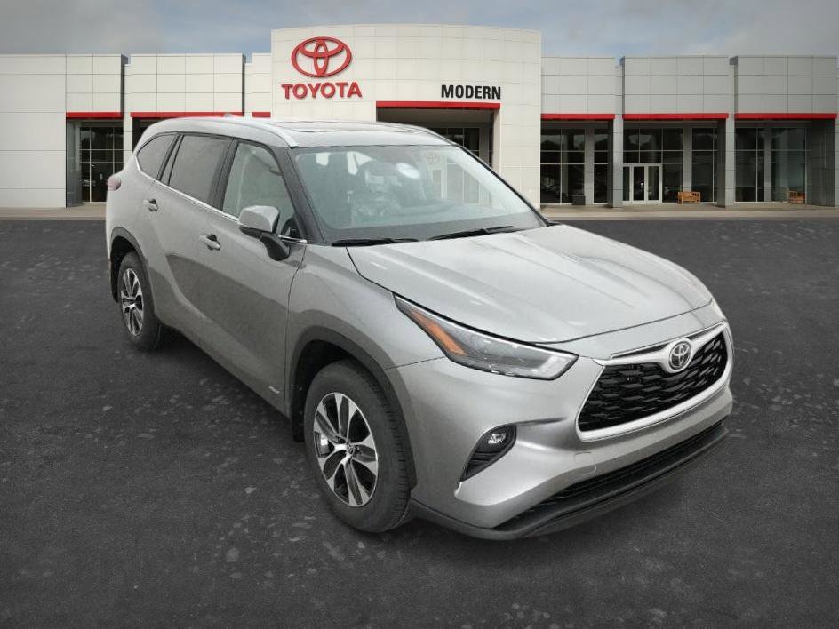 New 2026 Heavy Metallic Toyota Hybrid XLE image 18
