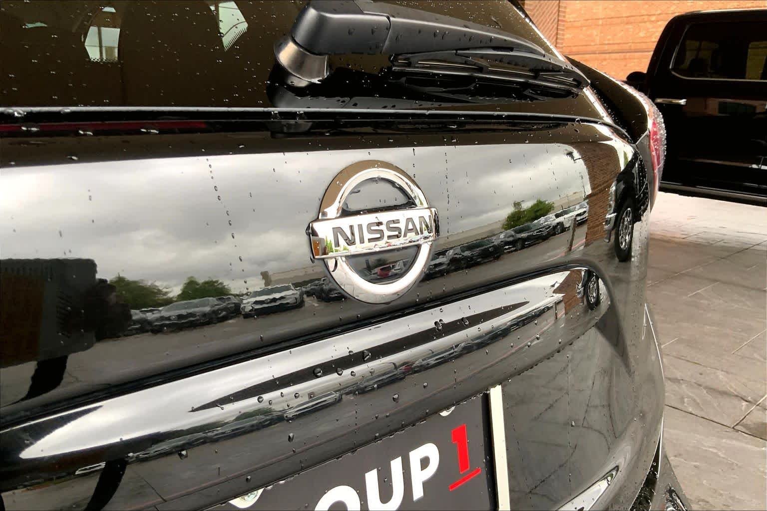 Used 2018 Magnetic Black Metallic Nissan S image 30