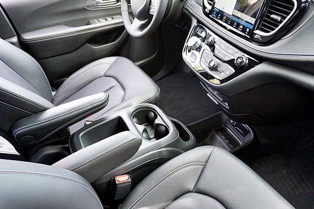 New 2026 Diamond Black Crystal Pearl-Coat Exterior Paint Chrysler Select image 12
