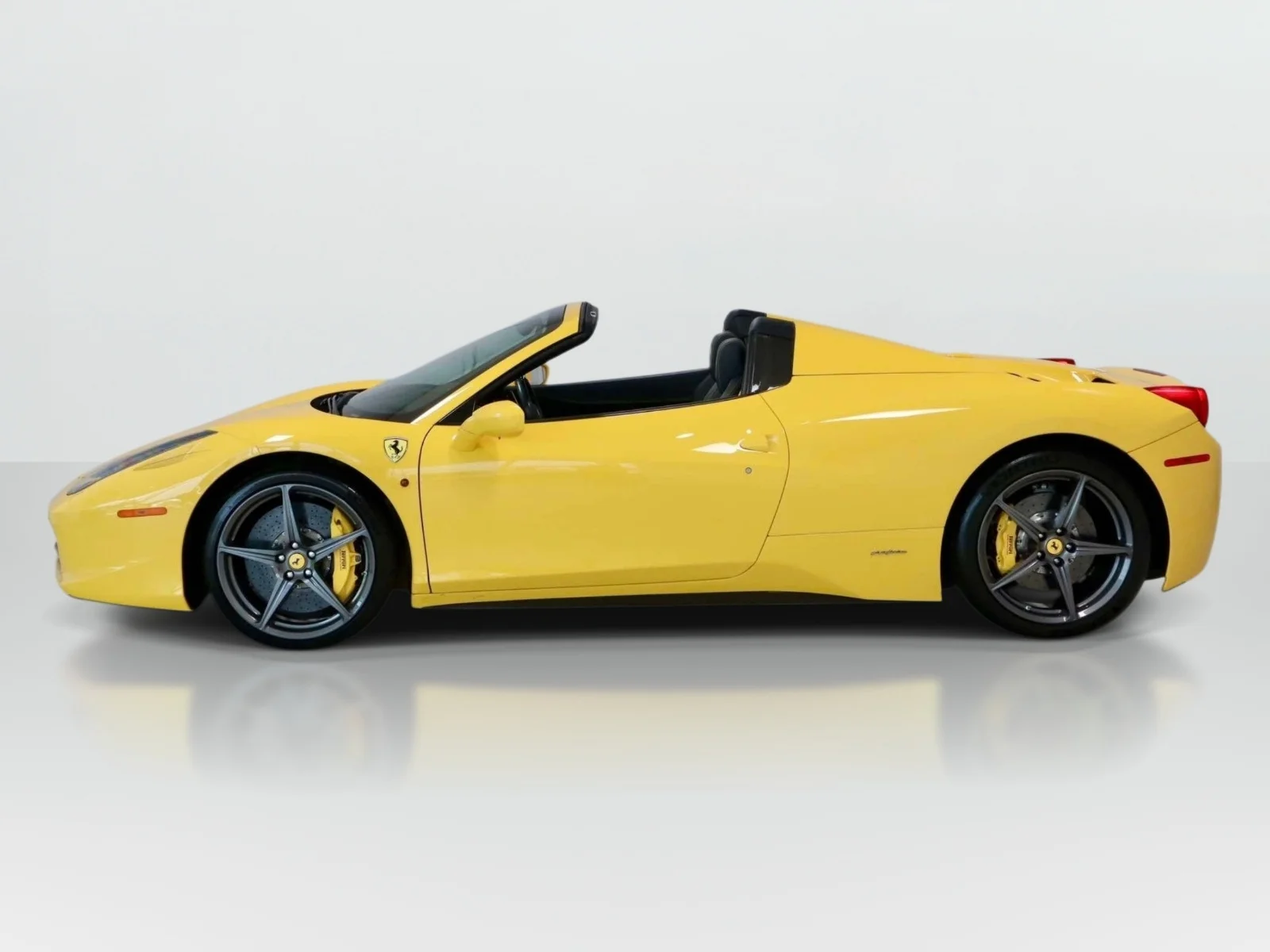 Used 2013 Giallo Modena Ferrari 2dr Conv image 2
