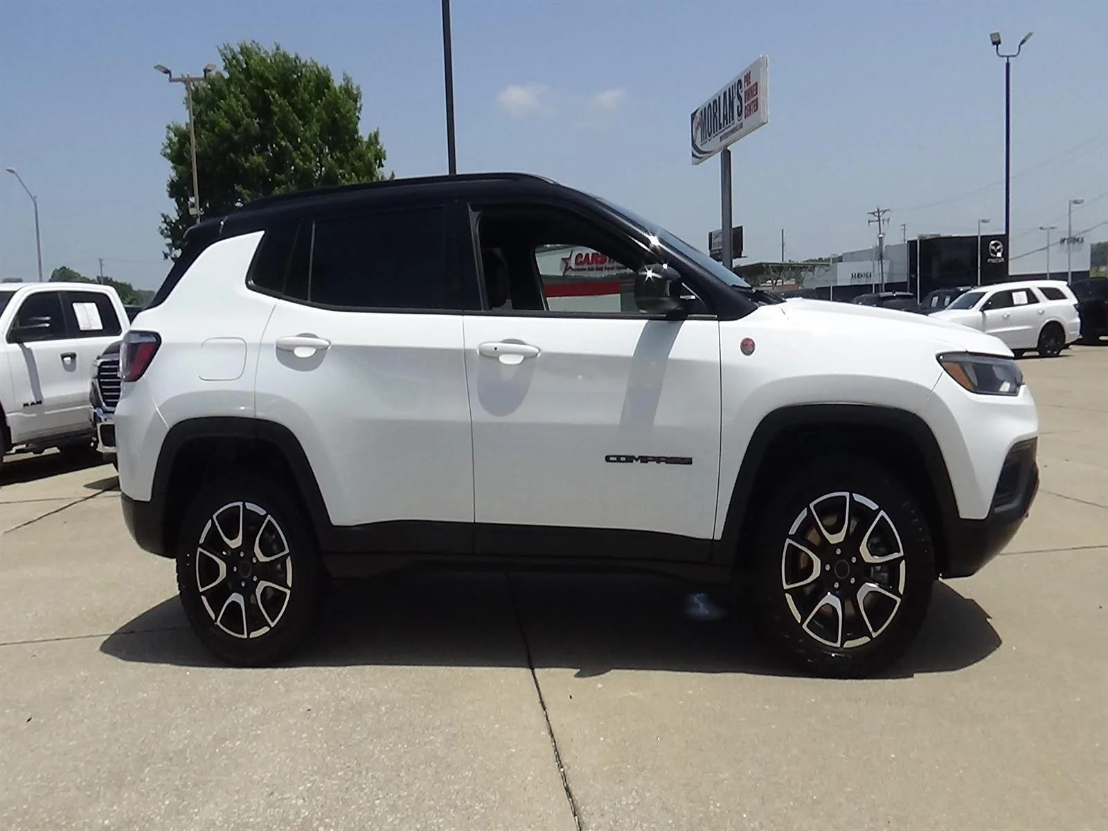 Certified Used 2025 Bright White Clear Coat (pw7) Jeep Trailhawk image 5
