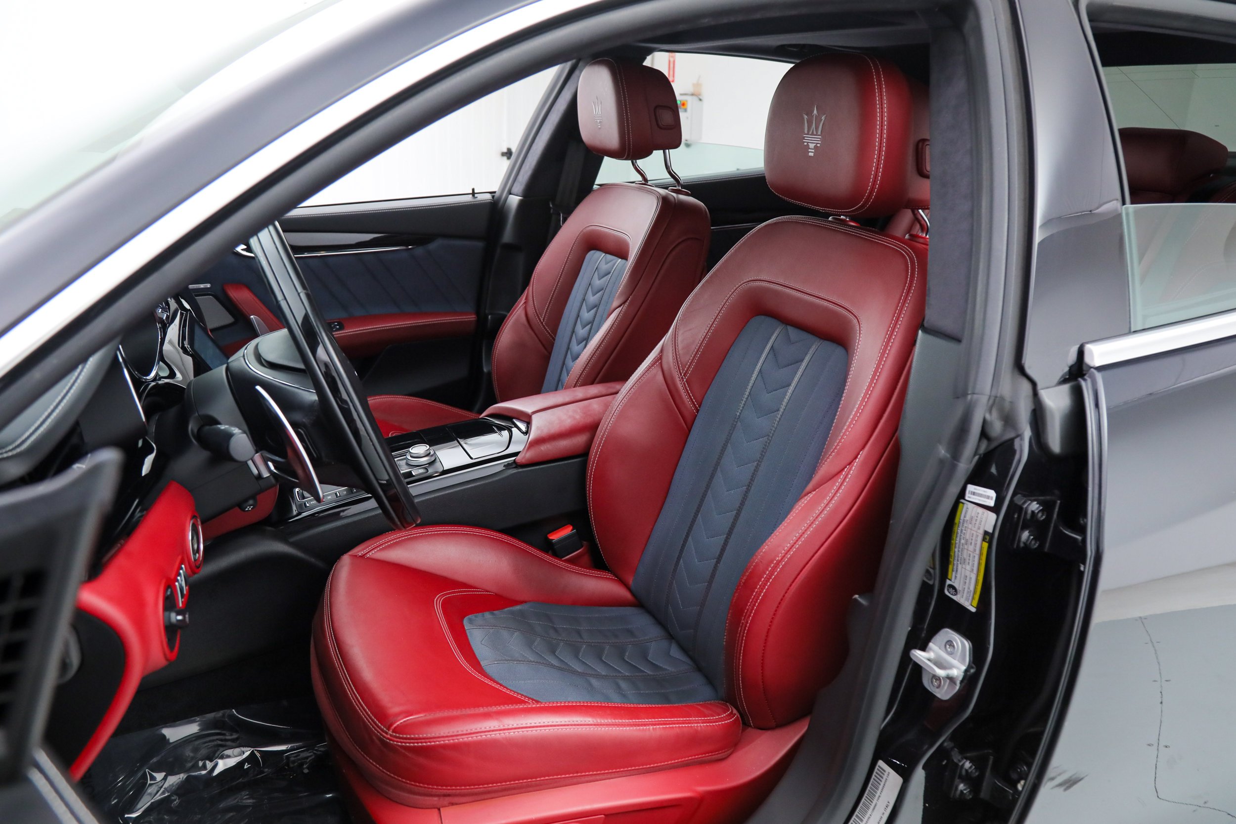Used 2018 Black Maserati S Q4 GranLusso image 17