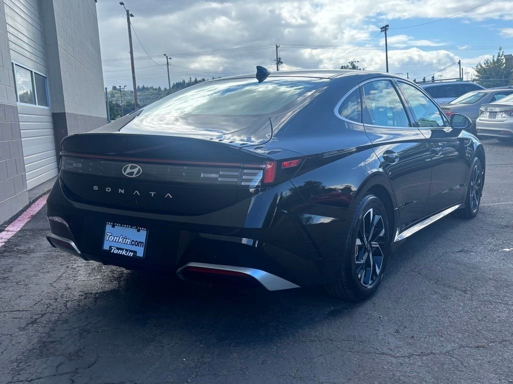 Used 2025 Black Hyundai SEL image 5