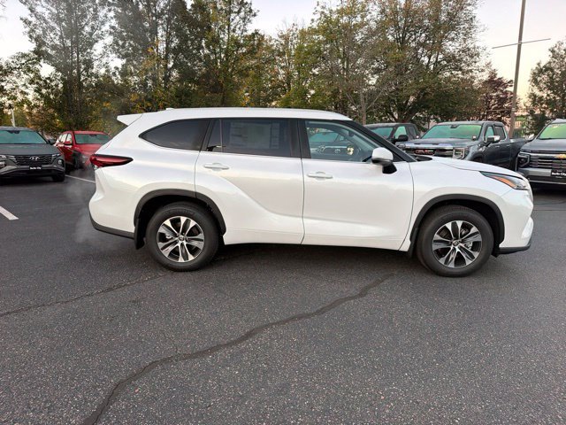 New 2026 Wind Chill Pearl <sup>1</sup> Toyota  XLE image 5