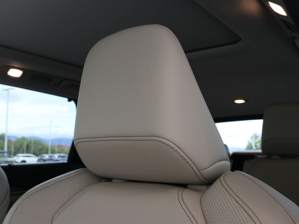 Used 2023 White INFINITI LUXE image 30