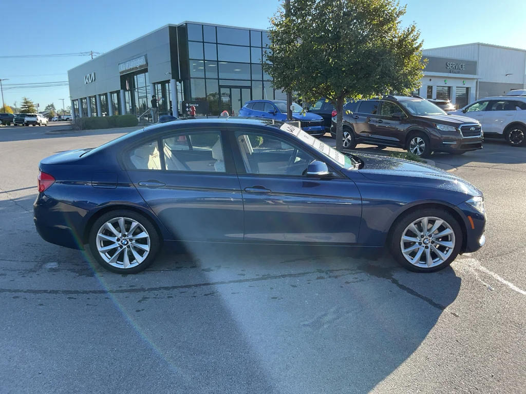 Used 2018 Mediterranean Blue Metallic BMW 320i xDrive image 10
