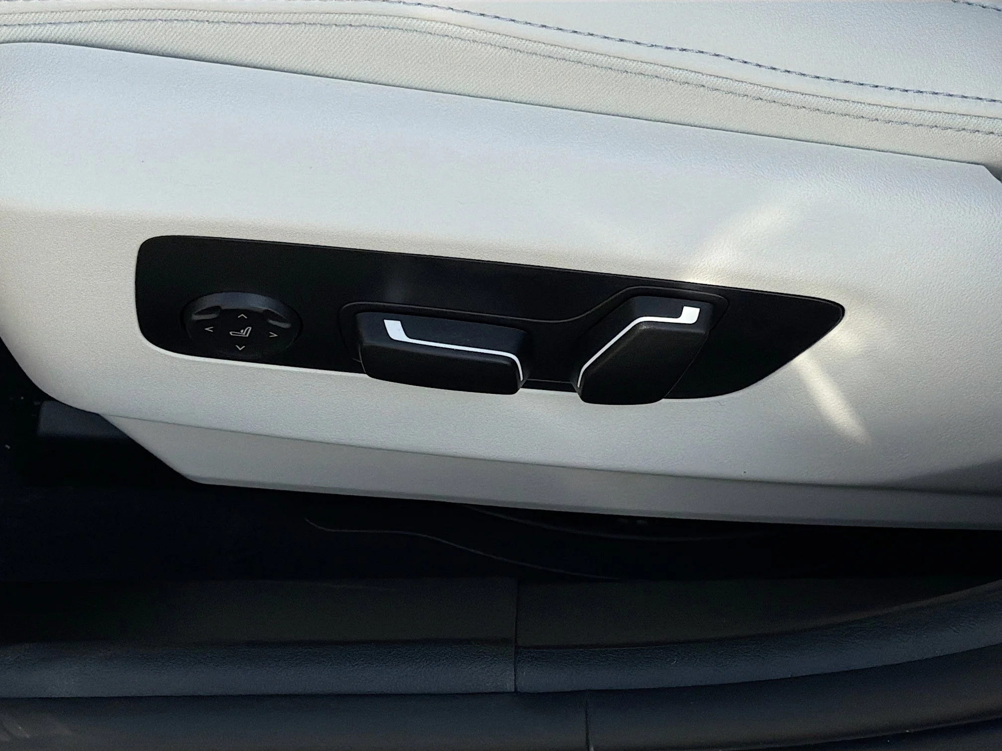 New 2027 Mineral White Metallic BMW 530i image 24