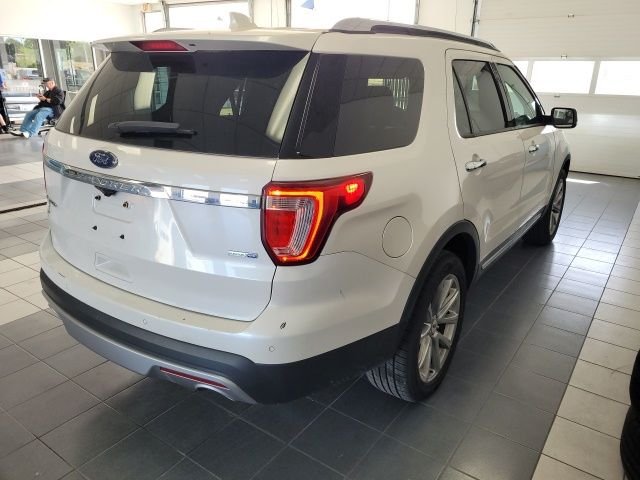Used 2016 White Platinum Clearcoat Metallic Ford Limited image 7