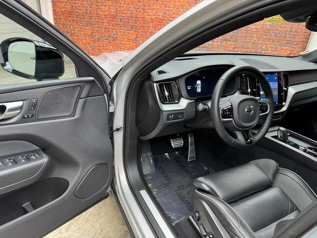 2022 Volvo XC60 R-Design - Photo 9