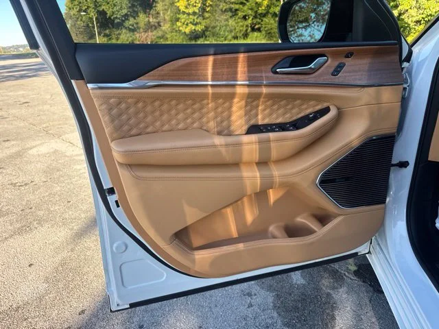 Used 2025 White Jeep Summit image 17
