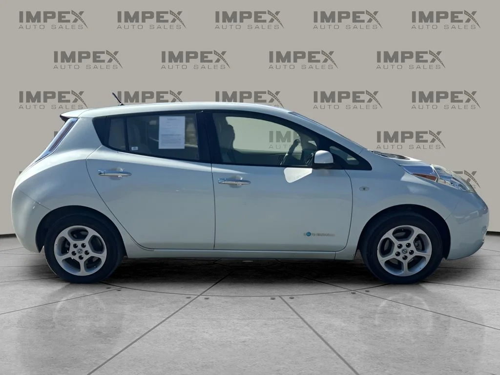 Used 2012 White Nissan SV image 7