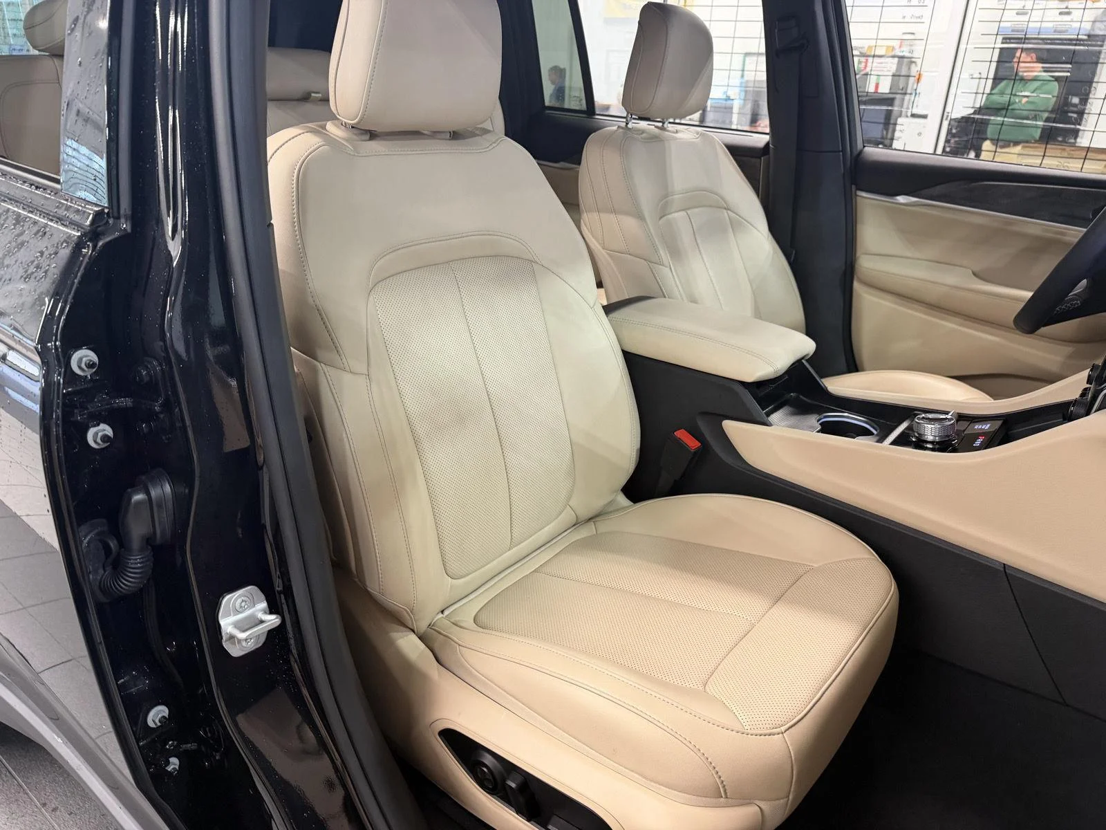 Used 2024 Diamond Black Crystal Pearlcoat Jeep Limited image 21
