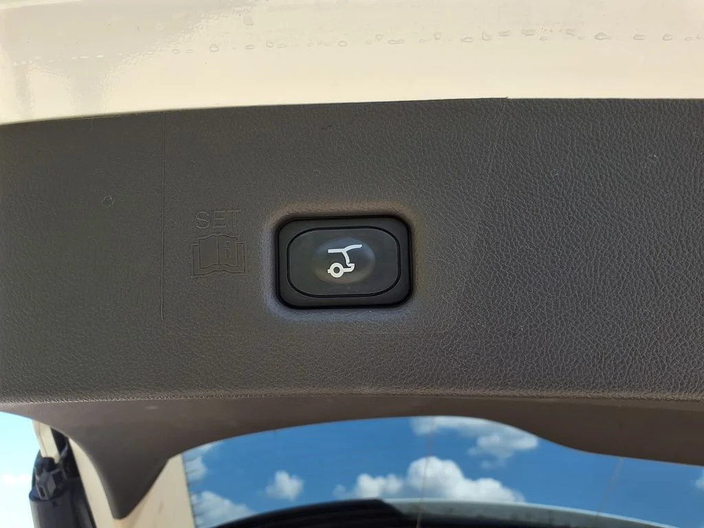 Used 2022 White Lincoln Standard image 13