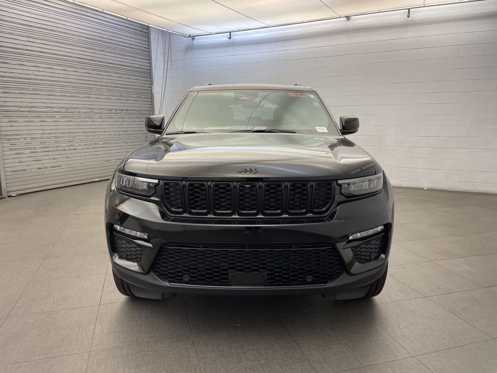 New 2025 Diamond Black Crystal Pearl-Coat Exterior Paint Jeep Limited image 6