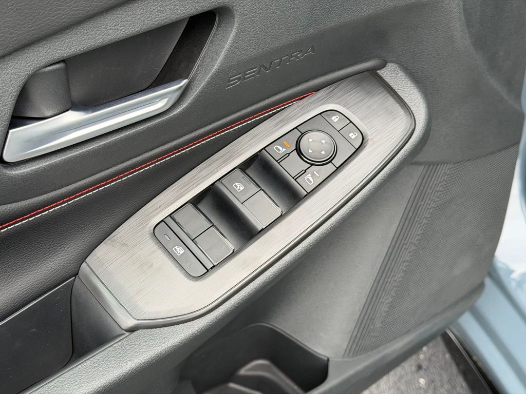 New 2026 Atlantic Gray Metallic / Super Black Two-tone Nissan SR image 13