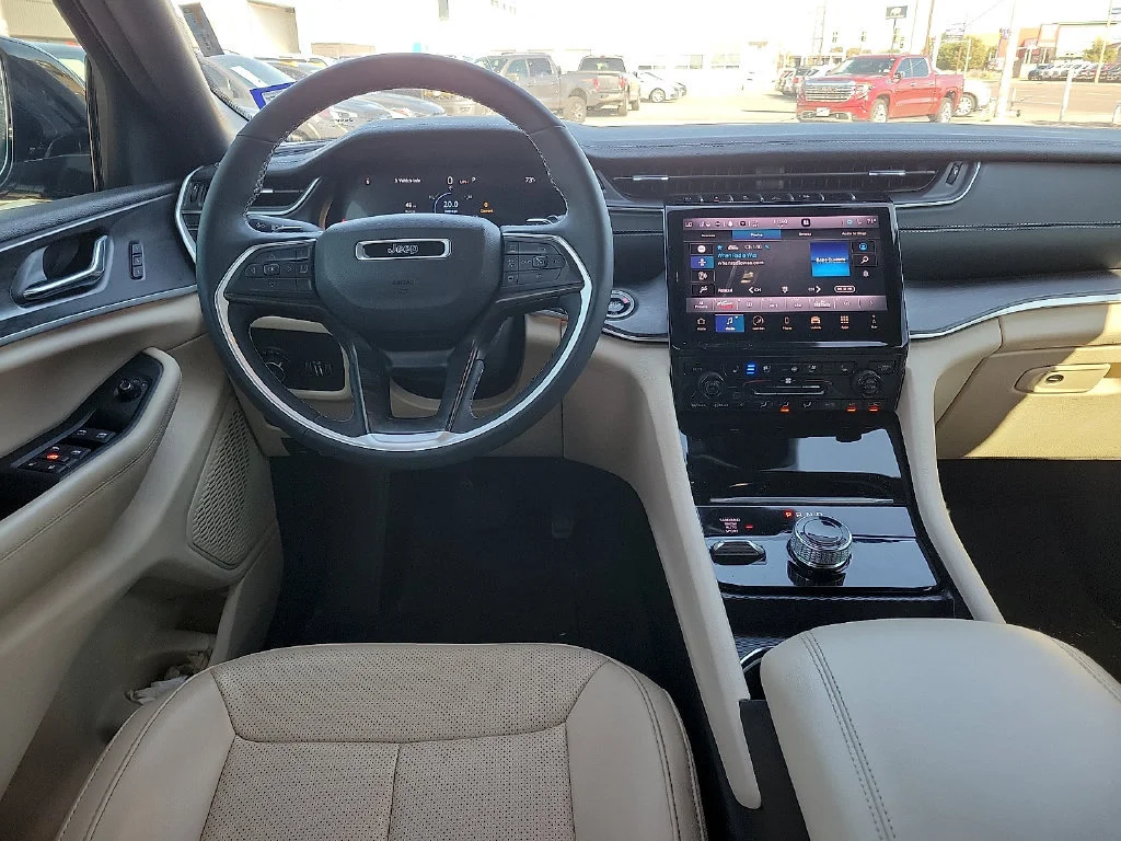 Used 2025  Jeep Limited image 18