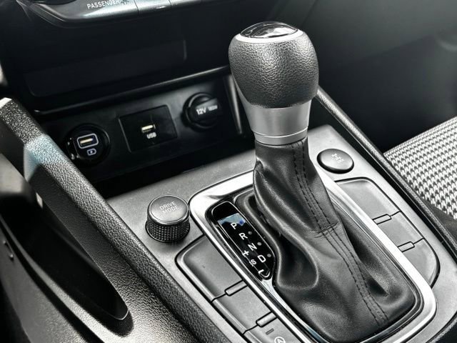 Used 2022 White Hyundai SE image 15