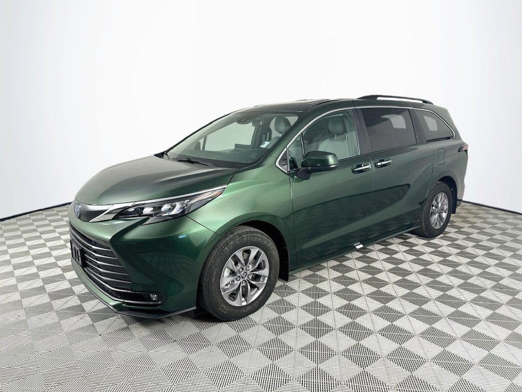 Used 2025  Toyota XLE AWD image 3