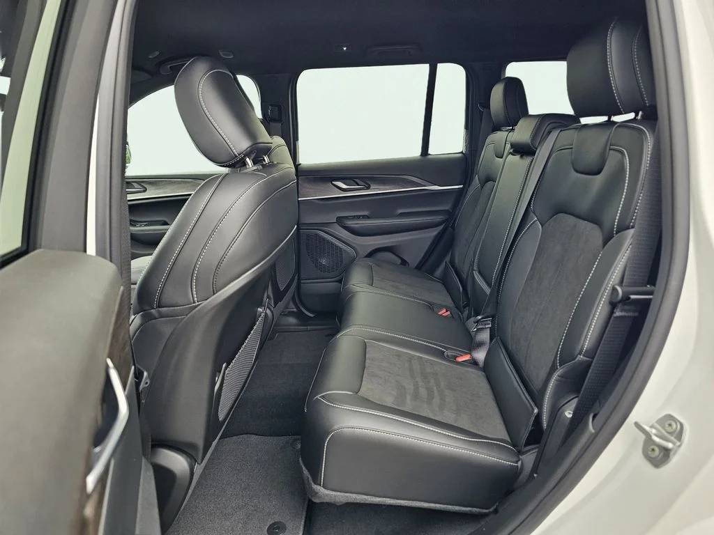 New 2026 Bright White Clear-Coat Exterior Paint Jeep Altitude image 31