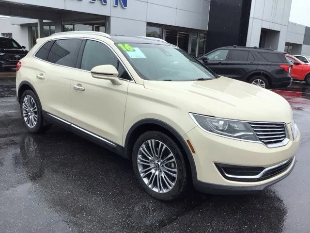 Used 2016 Platinum Dune Metallic Lincoln Reserve image 1