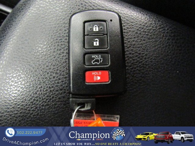Used 2018 Silver Toyota XLE image 9