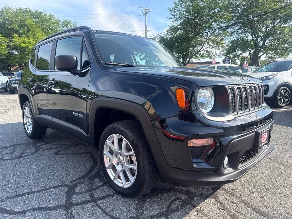 Used 2022 Black Jeep Latitude image 3