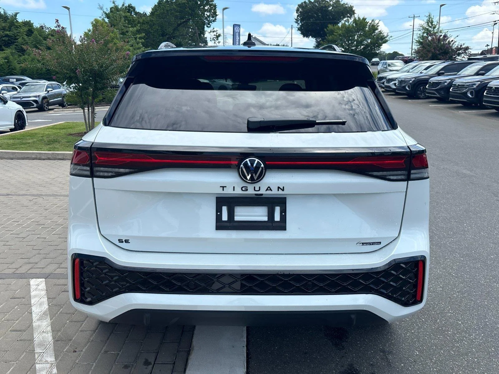New 2026 Opal White w/Deep Black Roof Volkswagen SE R-Line Black image 4