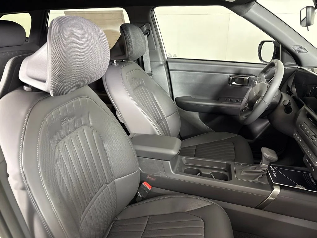 New 2027 Snow White Pearl / Black Roof Kia X-Line image 18