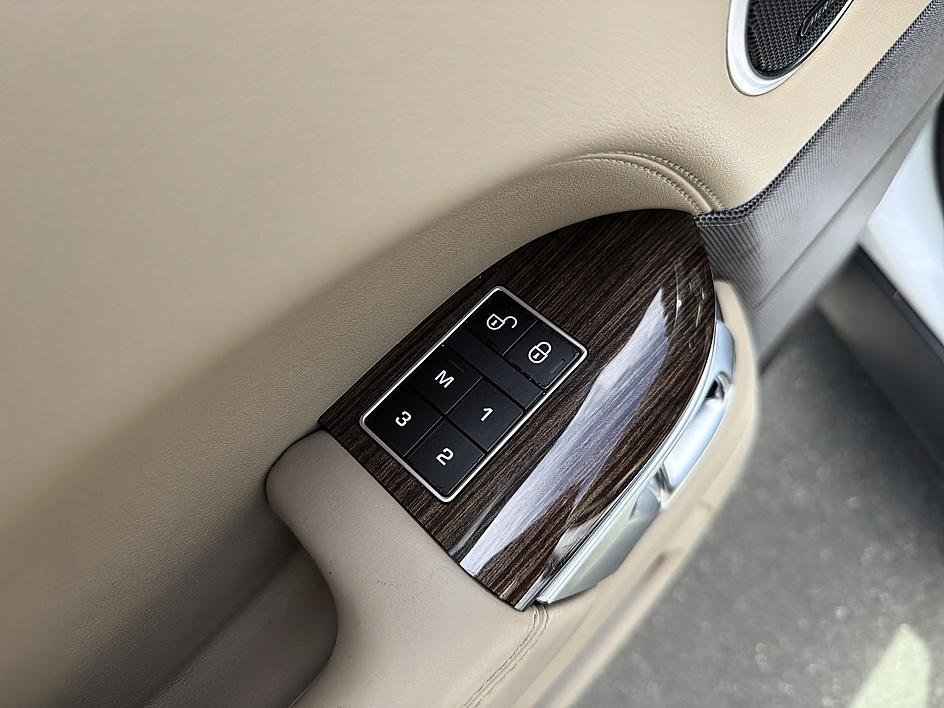 Used 2014 Fuji White Land Rover HSE image 10