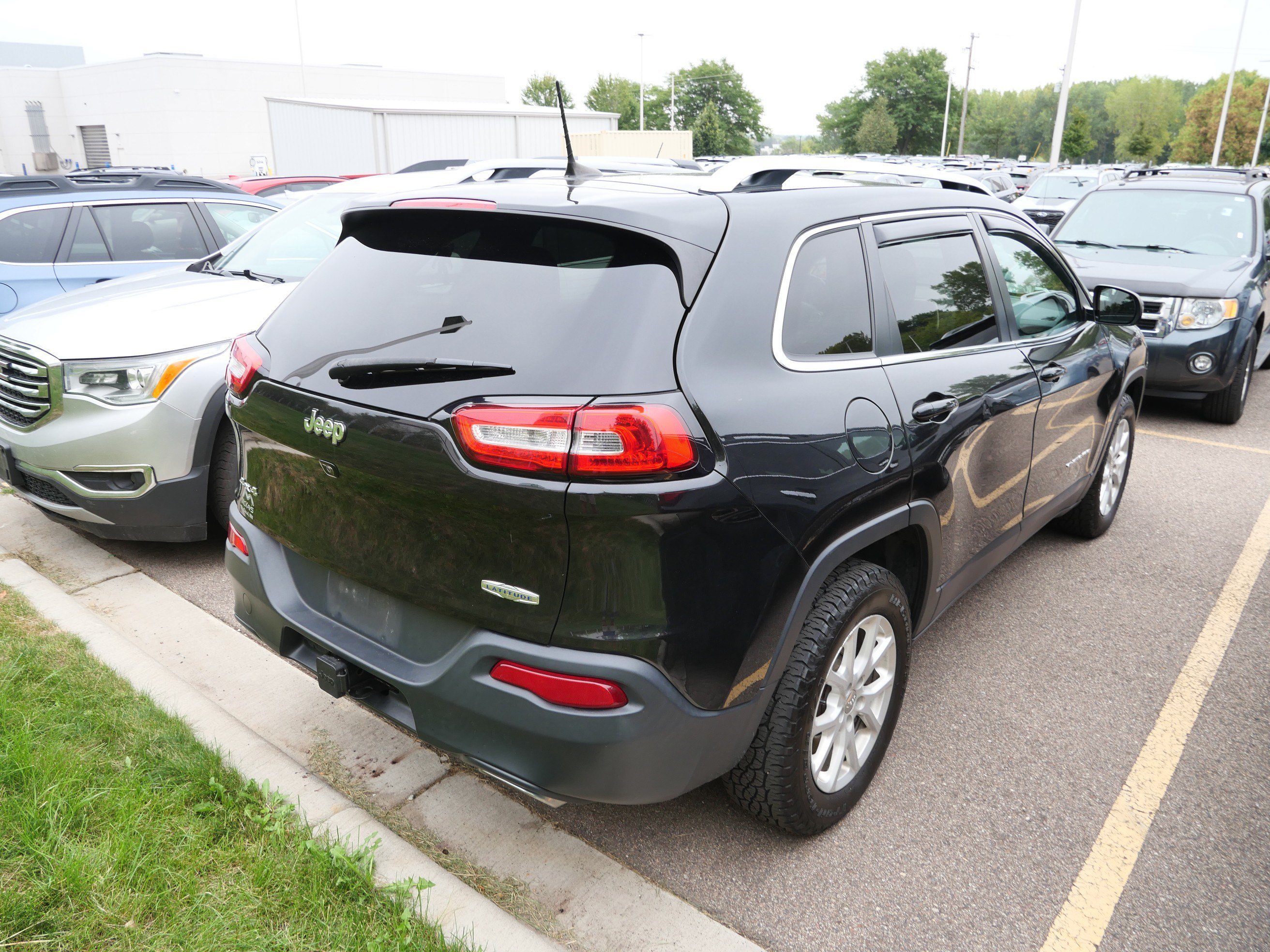 Used 2016 Brilliant Black Crystal Pearlcoat Jeep Latitude image 4