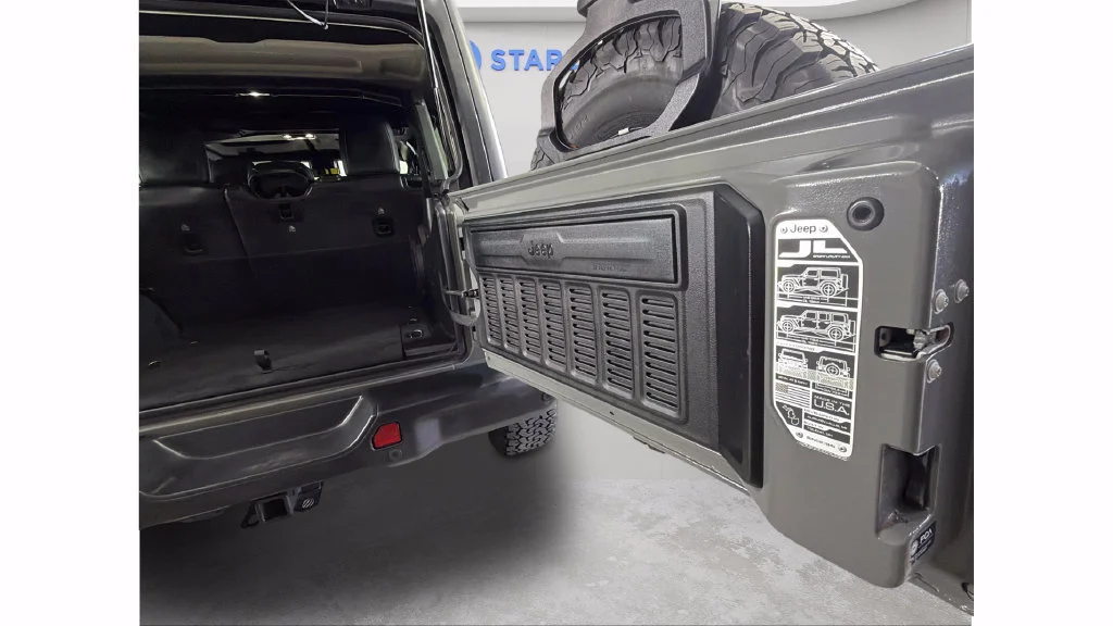 Used 2021  Jeep Unlimited Rubicon image 26