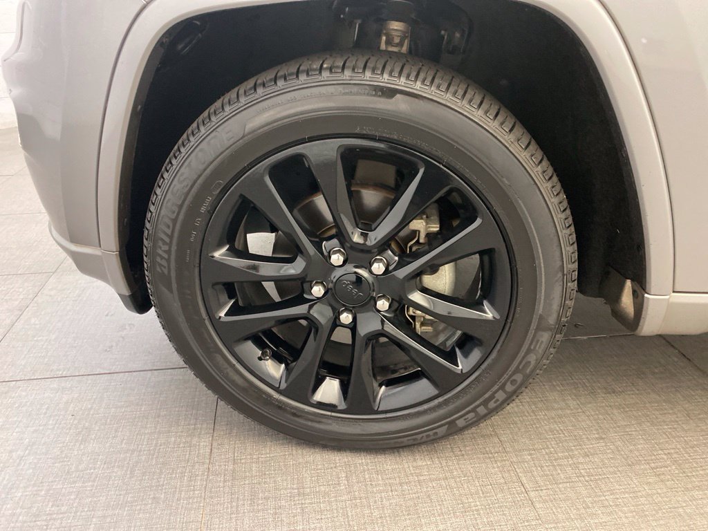 Used 2018 Silver Jeep Altitude image 11