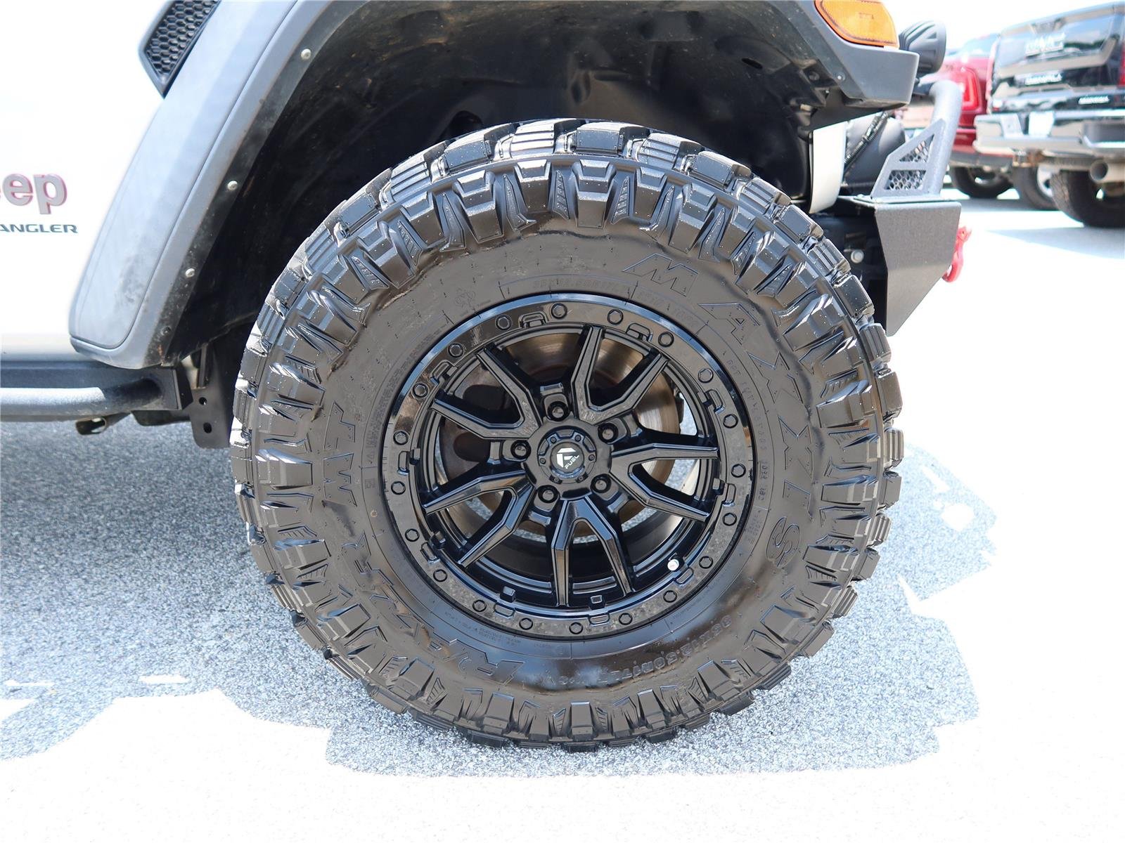 Used 2023 Silver Zynith Clearcoat Jeep Rubicon image 8