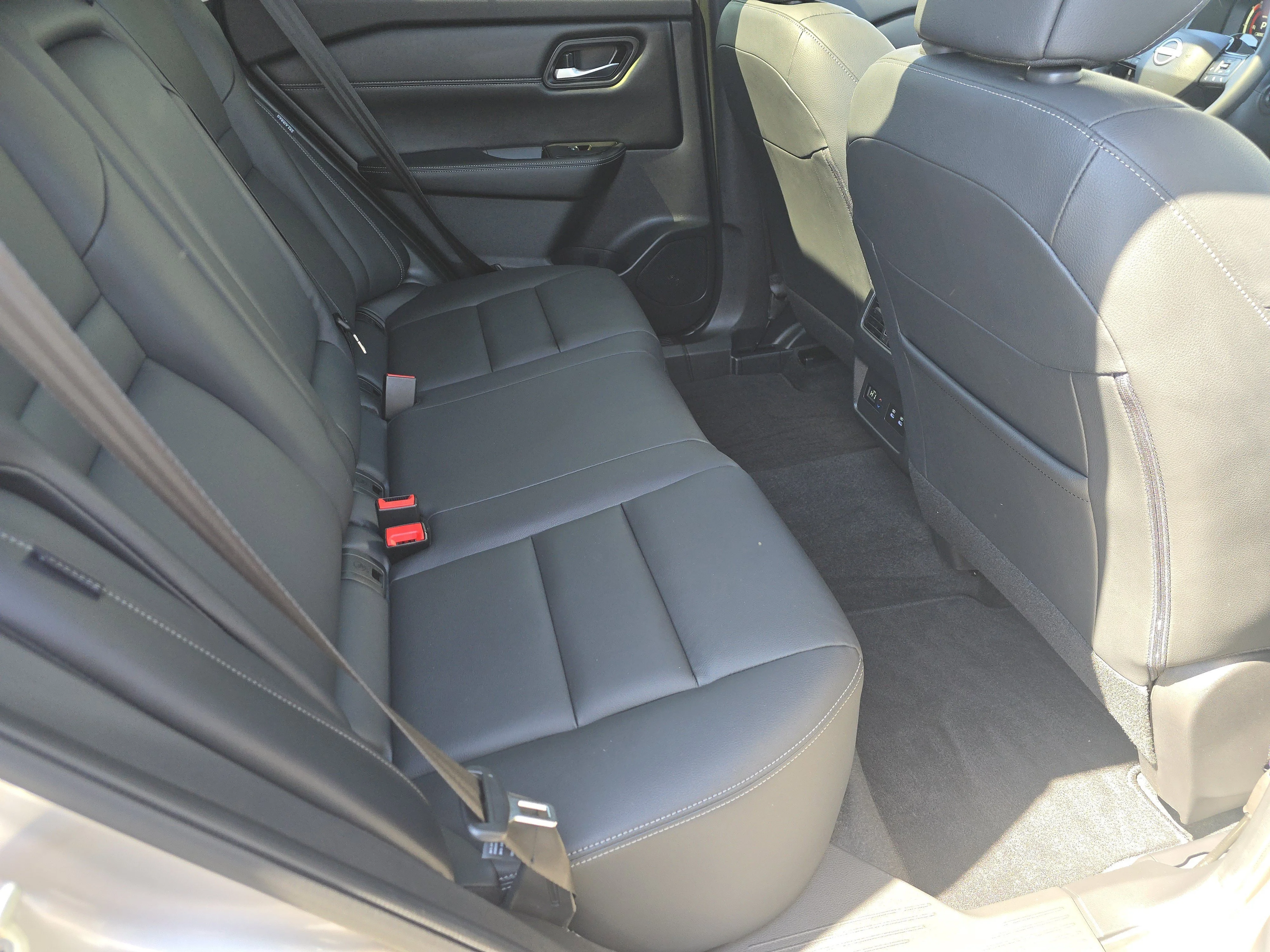 Used 2025 Champagne Silver Metallic/Super Black Nissan SL image 19